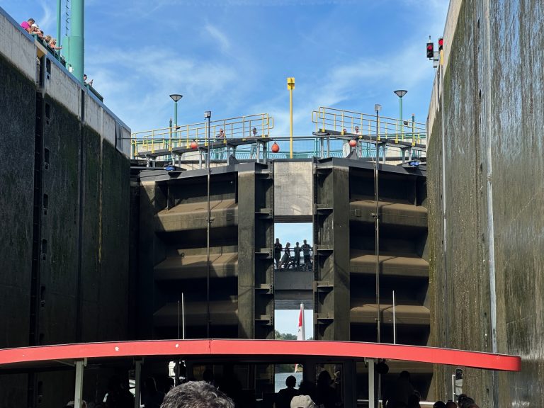 2025-09-Blick auf das sich öffnende Schleusentor der Schachtschleuse Minden