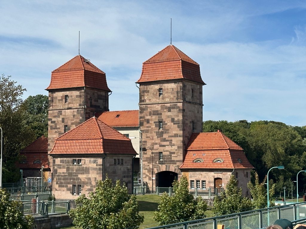 2025-09-Blick auf die "Alte" Schachtschleuse vom Fahrgastschiff Europa