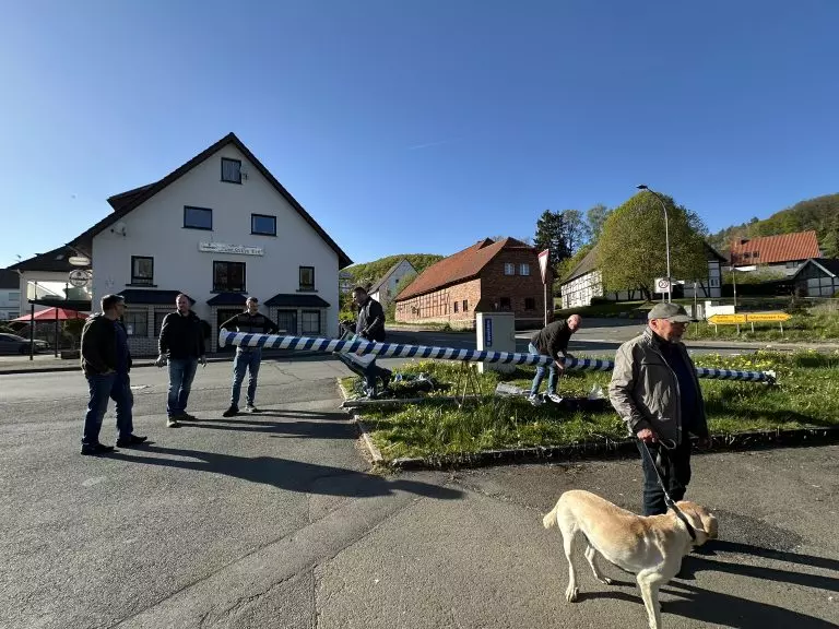 Letzte Arbeiten am Maibaum, Schilder anschrauben, Baumteile zusammenschrauben, Vereins-, Gemeinde-, Kreis- und Landeswappen anschrauben