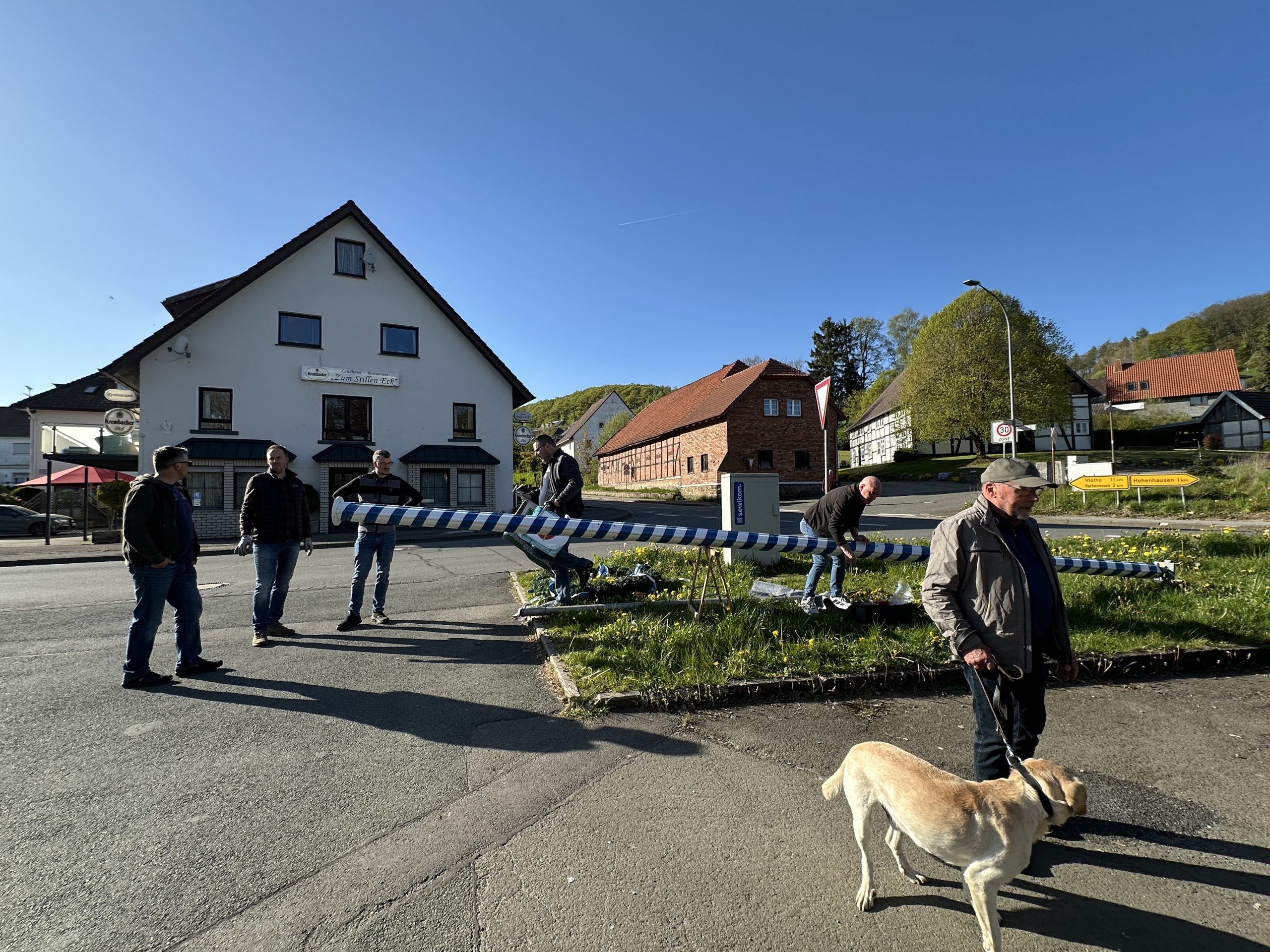 Letzte Arbeiten am Maibaum, Schilder anschrauben, Baumteile zusammenschrauben, Vereins-, Gemeinde-, Kreis- und Landeswappen anschrauben
