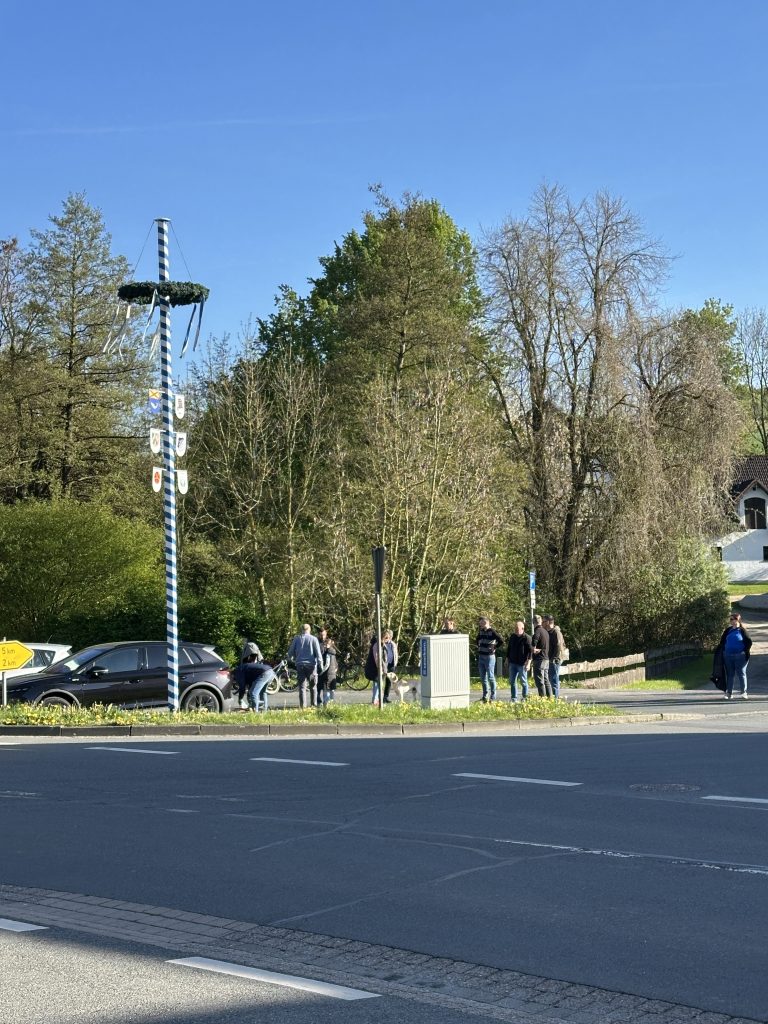 Es ist vollbracht, der Maibaum der Westorfer Vereine wurde am 24. April 2026 zum 29. mal aufgestellt