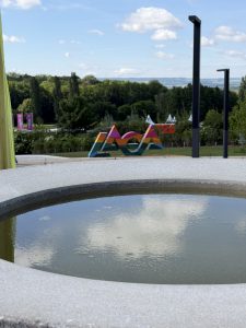 Blick aus einer der gestalteten Gärten zum LAGA Symbol.