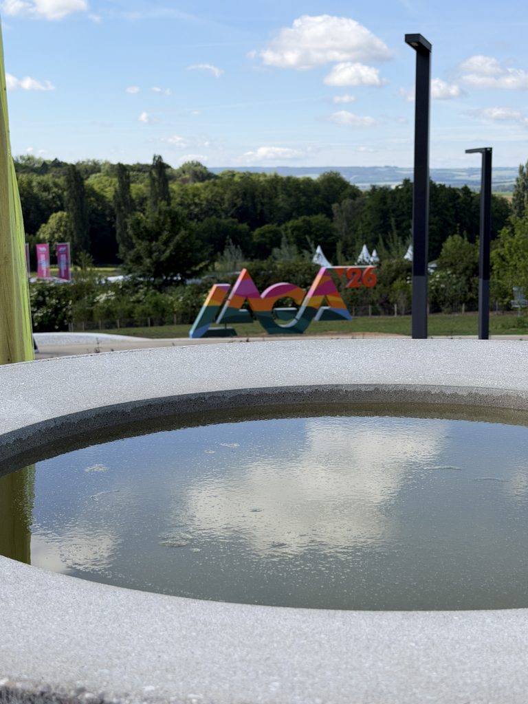 Blick aus einer der gestalteten Gärten zum LAGA Symbol.